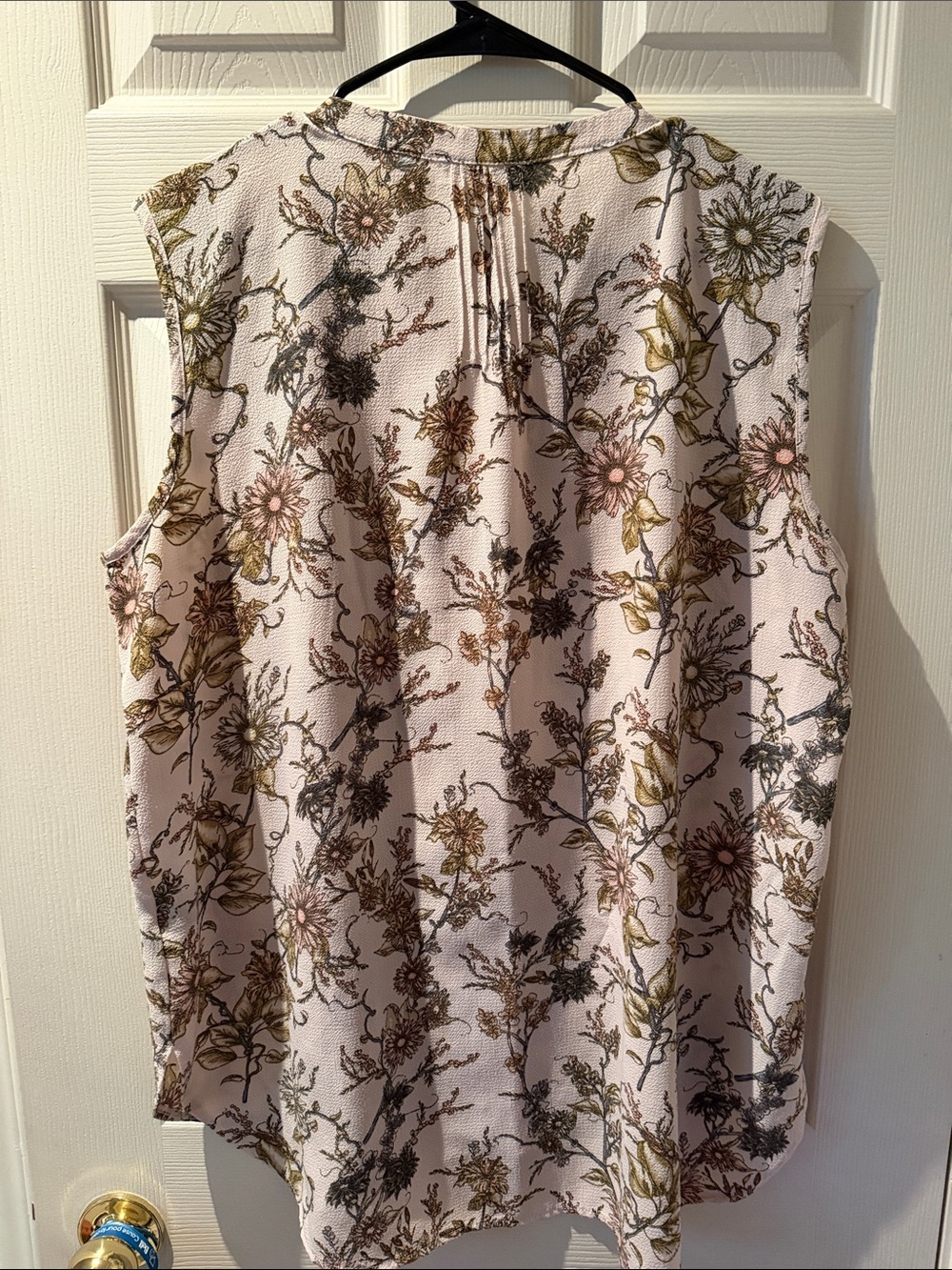 79 -  Pale Pink Floral Sleeveless V-Neck Blouse - Picture 7 of 8